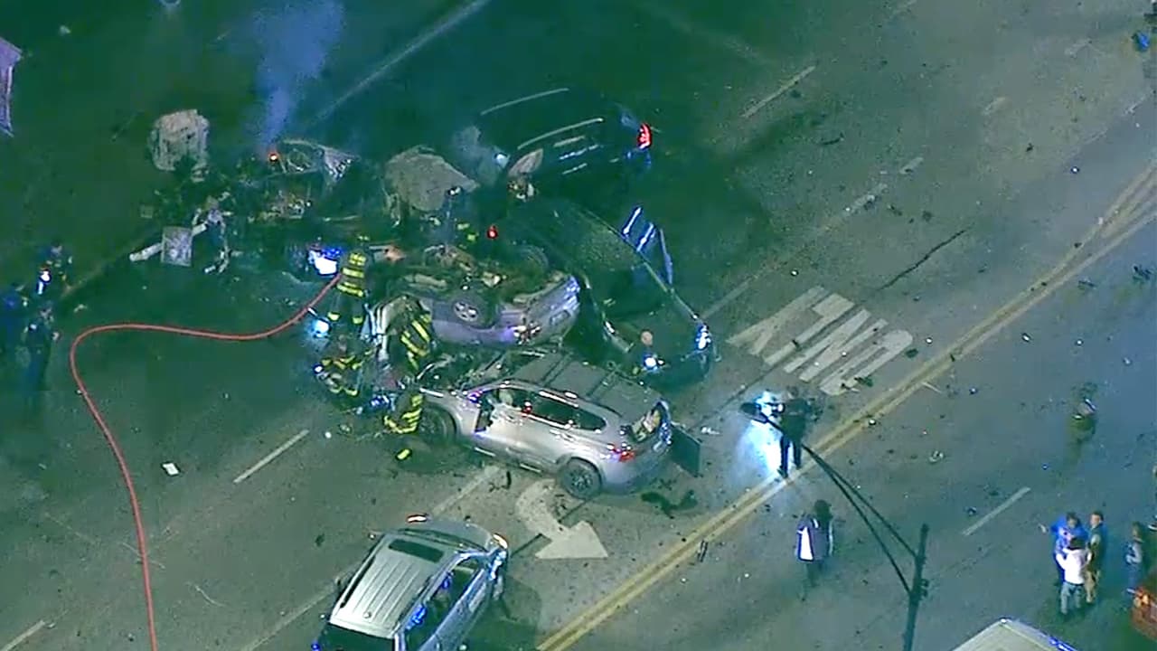 En el automóvil viajaban dos personas, quienes se estrellaron de frente contra al menos 7 automóviles.