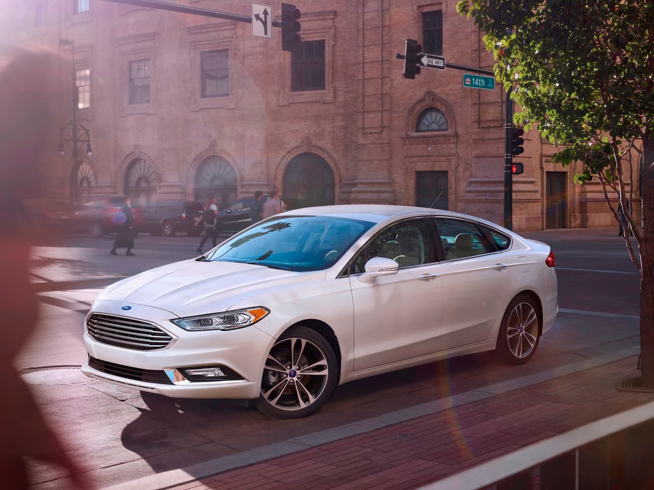 <b>3. Ford Fusion</b>: En 2016 el público estadounidense adquirió 265,840 unidades del popular sedán mediano de Ford, convirtiéndolo en el tercer auto producido total o parcialmente en México más popular en Estados Unidos. Todas las unidades híbridas e híbridas enchufables así como algunas unidades regulares de este vehículo son construidas en la planta de ensamblaje de Ford en Hermosillo.