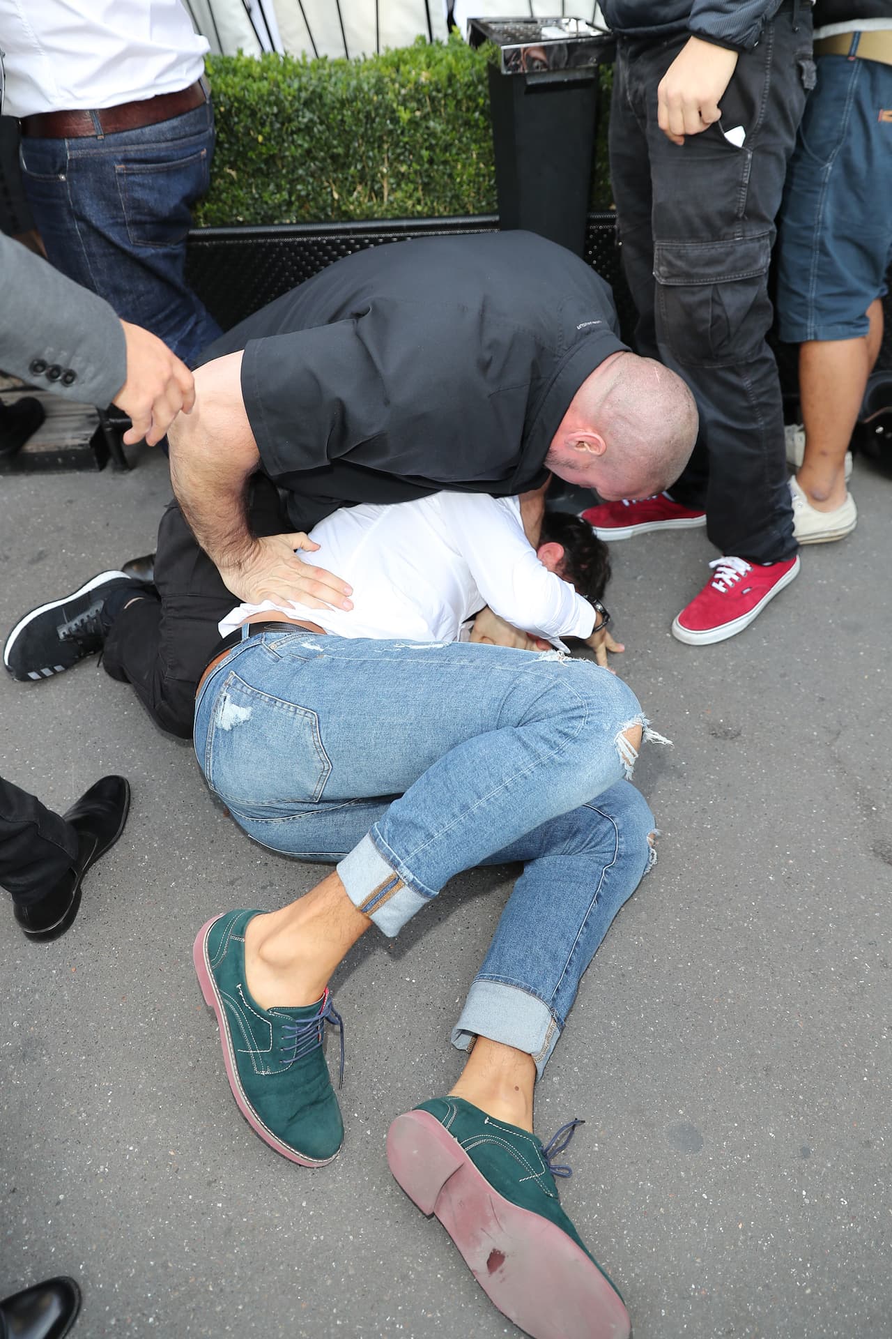 Este segundo incidente le costó caro, como puedes ver, ya que terminó en el suelo.