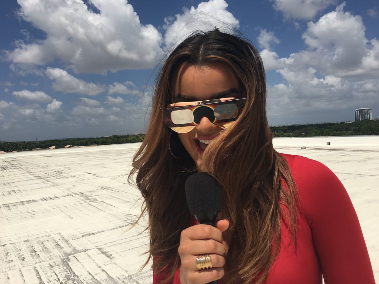 Con el buen humor que la caracteriza siempre está tratando de hacernos reír.