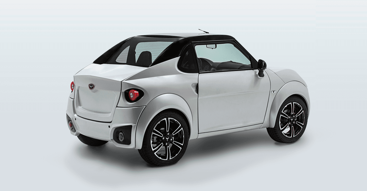 La ventana trasera del 
<b>M2</b> está inmediatamente detrás de la cabeza de los ocupantes lo que le da un aire más deportivo y menos utilitario, pero limita el área de su maletero a sólo 10.6 pies cúbicos.