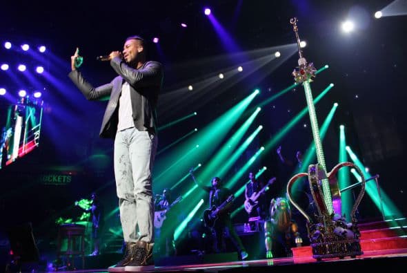 El Rey de la Bachata tuvo casa llena en el Toyota Center este miércoles, ve aquí las mejores imágenes de la noche.