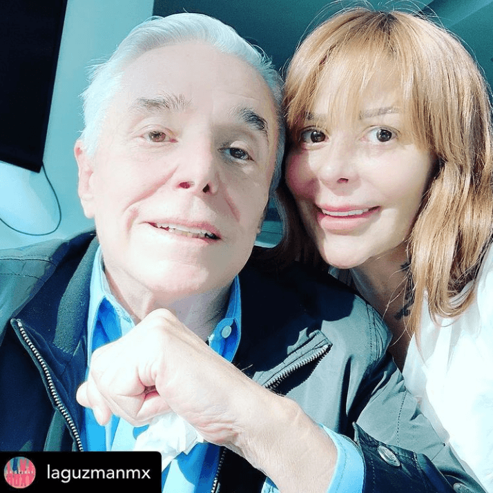 A pesar de los problemas, Alejandra pasó el Día del Padre con don Enrique, el mismo programa la captó llegando al hogar del cantante.
<br>