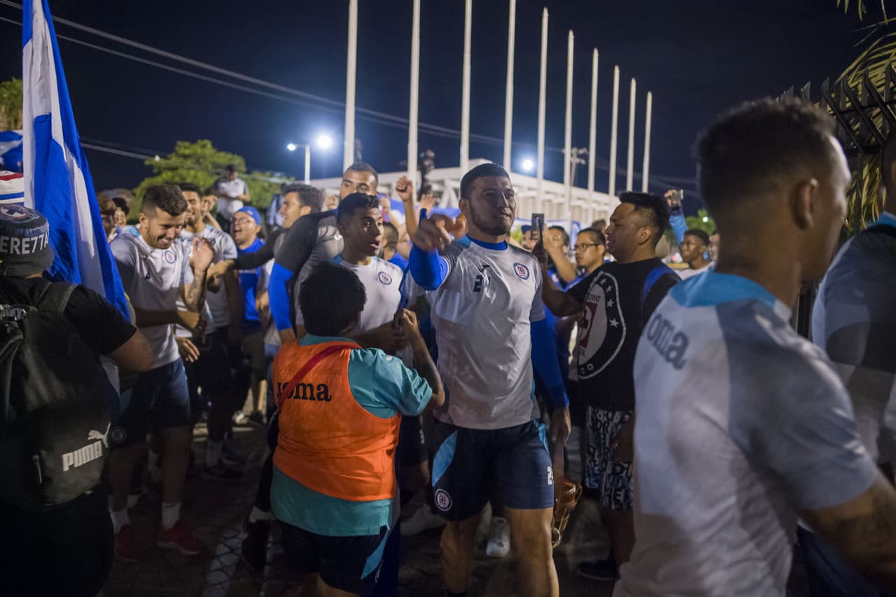 Los jugadores entraron al estadio del Portmore United para entrenar y los aficionados les hicieron pasillo.