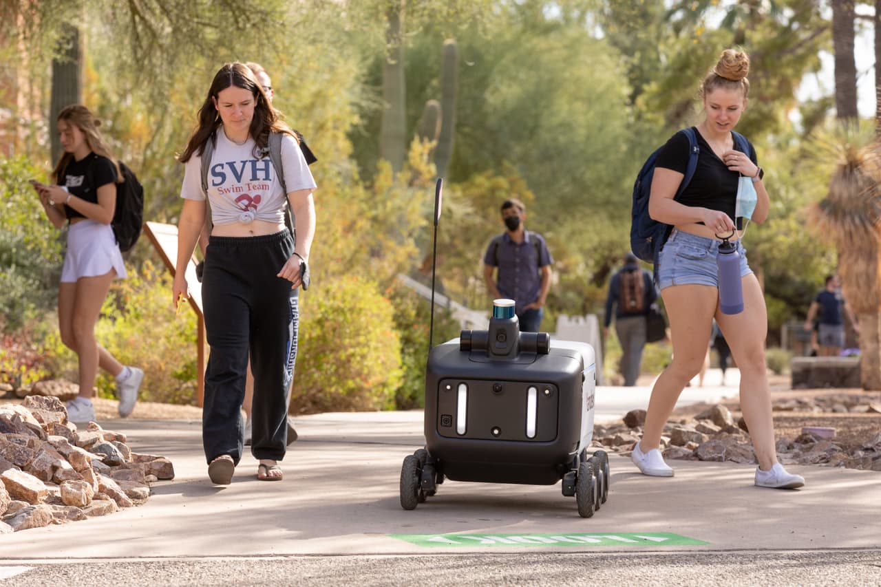 Las personas podrán hacer pedidos [vía la aplicación Grubhub] en los restaurantes del campus, que incluyen: IQ Fresh, Einstein Bros Bagels, On Deck Deli y Sabor. Este servicio de entrega opera los siete días de la semana.