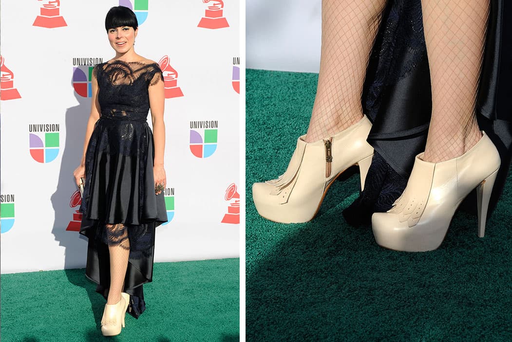 Ely Guerra también es amante de poner un toque 'cool' a sus pies, por eso en una ocasión usó estos botines pumps con plataforma en color beige en la alfombra de 2010.