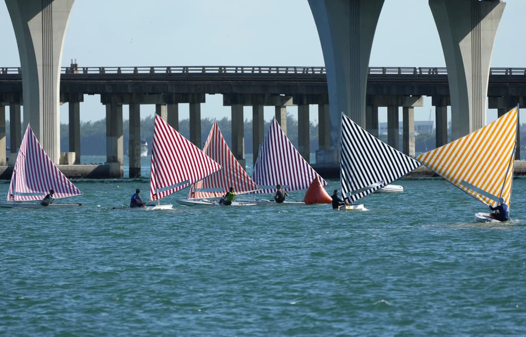 Veleros compiten durante un performance el artista francés Daniel Buren titulado "Voile/Toile-Toile/Voile".