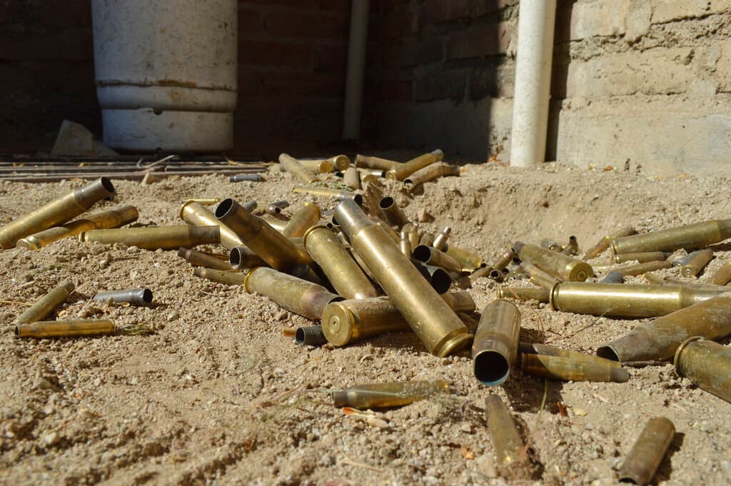 En el interior de la finca, de aproximadamente 150 metros cuadrados, quedaron esparcidos decenas de casquillos y autos deportivos dañados, además de otros vehículos con pegatinas de un ratón, alusivo al apodo con el que se conoce a Ovidio Guzmán.