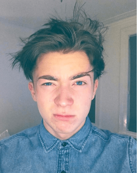 Ante la reacción de su hermano menor, Oliver mencionó en la descripción del vídeo que esto hizo que se le derritiera el corazón.