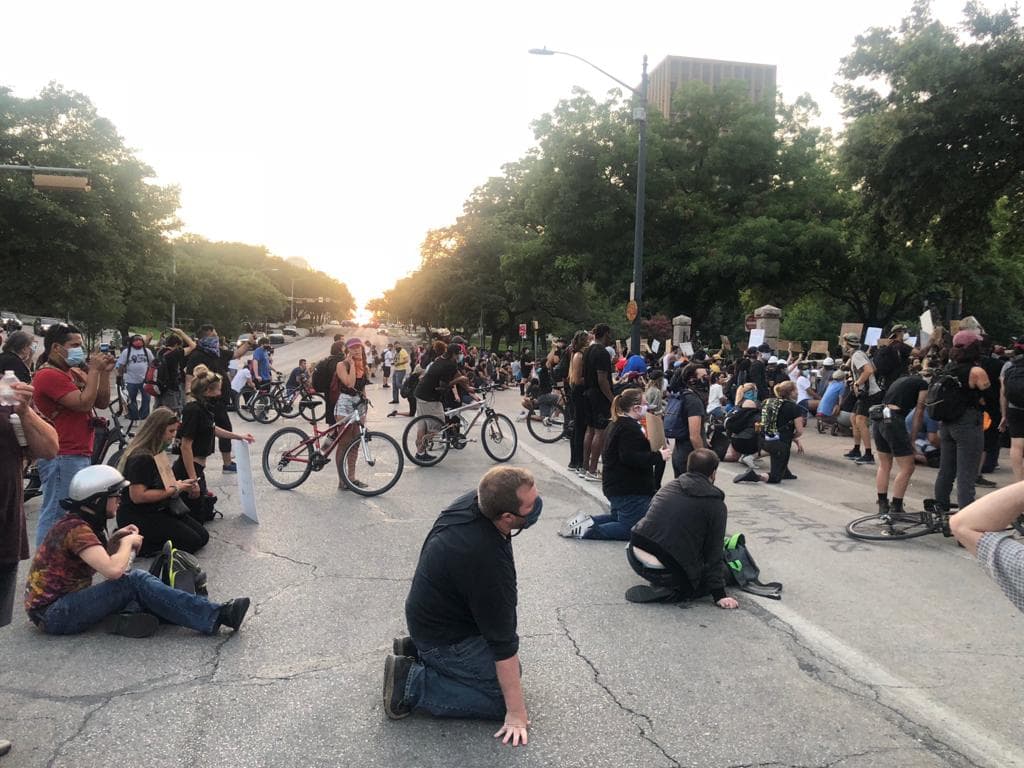 Por su parte,
<a href="https://www.univision.com/local/austin-kakw/madre-de-mike-ramos-pide-que-se-procese-al-oficial-de-austin-que-le-disparo-a-su-hijo-desarmado">los manifestantes en Austin añadieron a Michael ‘Mike’ Ramos como parte de sus reclamos.</a> El 24 de abril, los oficiales de Austin le dispararon a Ramos, de 42 años, con un rifle antes de que subiera a su automóvil e intentara alejarse de los policías en un complejo de apartamentos cerca de East Oltorf Street y South Pleasant Valley Road.