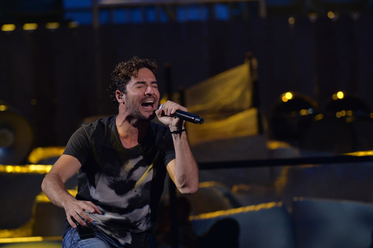 "Ante dichas informaciones, manifestamos tajante y rotundamente que David Bisbal jamás ha tenido relación alguna con actividades de carácter delictivo. Expresamos nuestra absoluta indignación ante esta desagradable situación, cuyo origen estamos actualmente investigando, y hacemos reserva de los derechos que correspondan para defender el buen nombre y reputación de David Bisbal".