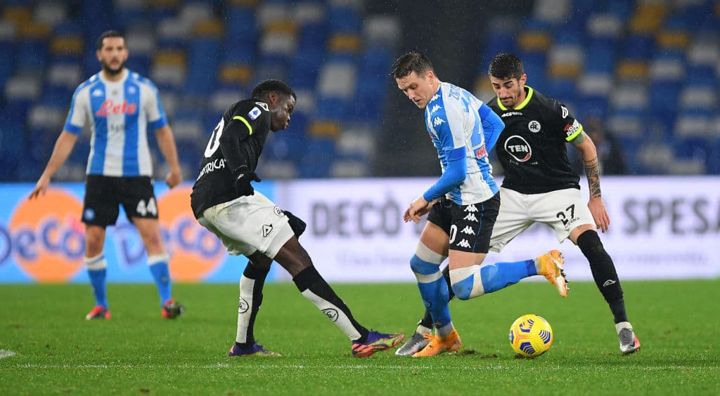 Con 10 hombres, el Napoli es derrotado ante el Spezia 1-2. Andrea Petagna ponía arriba a los 'azurri' pero dos goles por parte de Nzola y Pogeba, les dieron el triunfo a los 'aquilotti' en la Jornada 16.