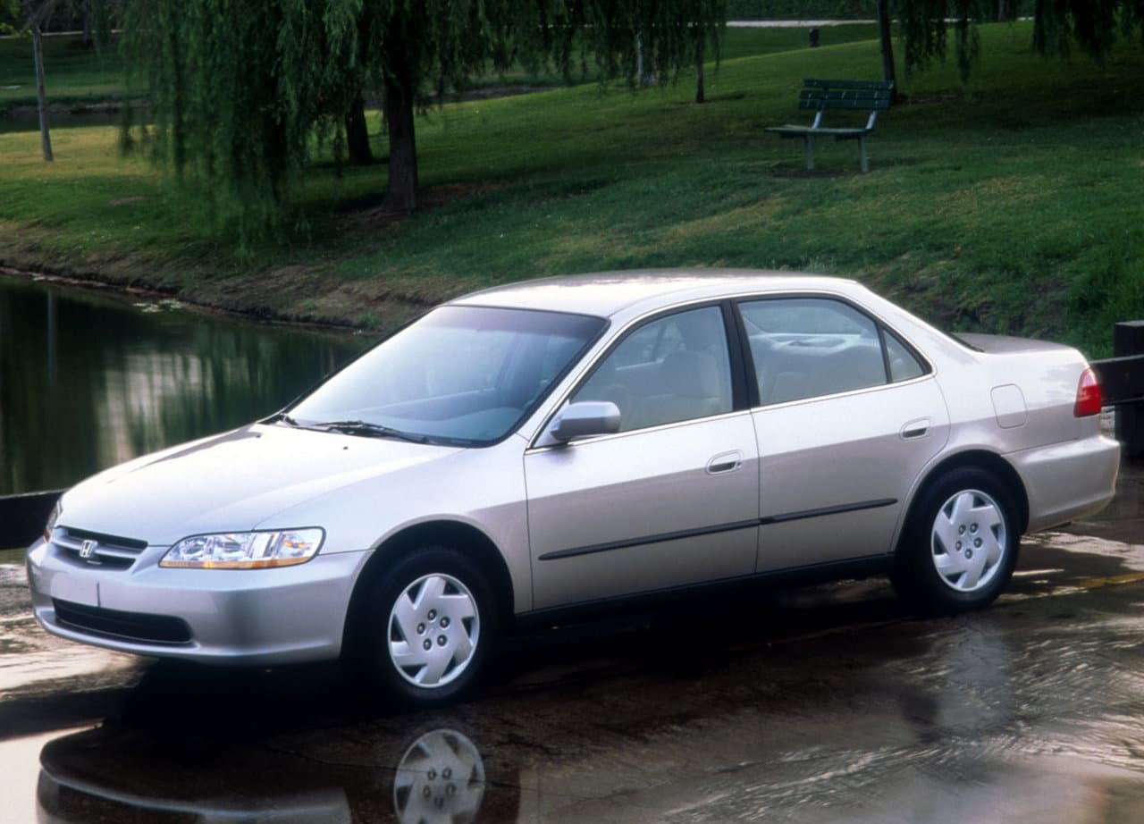 <h3 class="cms-H3-H3"><b>Honda Accord (cupé y sedán)</b></h3>
<br>
<br>
<b>Modelos:</b> 1998 – 2000
<br>
<b>Unidades involucradas: </b>444,480