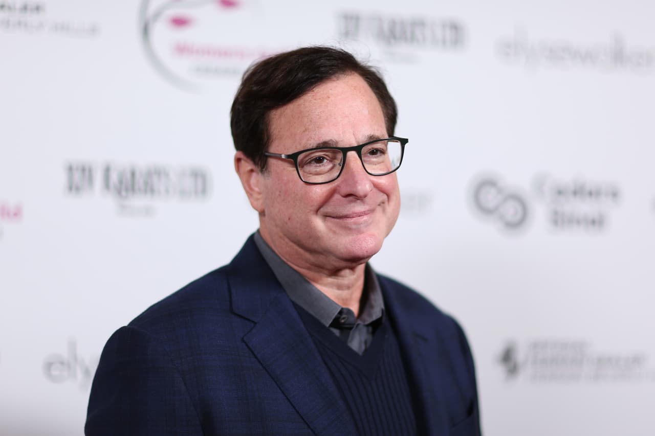 <b><a href="https://www.univision.com/noticias/sucesos/bob-saget-muere-a-los-65-anos-full-house">Bob Saget, actor y comediante </a></b>
<br>
<br>Saget murió el 9 de enero a los 65 años tras ser encontrado sin vida en su habitación de hotel en Orlando, Florida. 
<br>
<br>El popular actor por su papel de Danny Tanner en las comedias televisivas Full House y Fuller House, además de ser la voz en un futuro de Ted Mosby en la afamada How I Met Your Mother, Saget se ganó el cariño de millones de personas más allá de las fronteras con Estados Unidos por su carisma y su humor. La investigación de su muerte arrojó que falleció por un un traumatismo craneal tras haberse golpeado la parte posterior de la cabeza con algún objeto. 
<br>