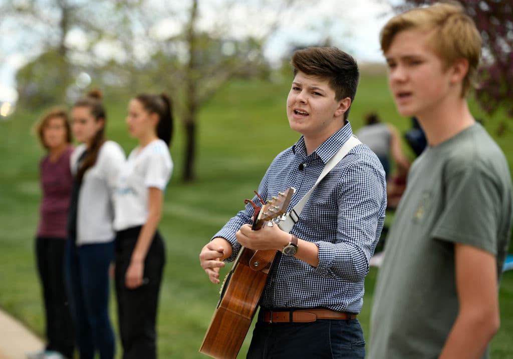 Dos estudiantes cantaron al ver pasar el cortejo fúnebre en el camino a la Iglesia Comunitaria Cherry Hills para el servicio religioso.
