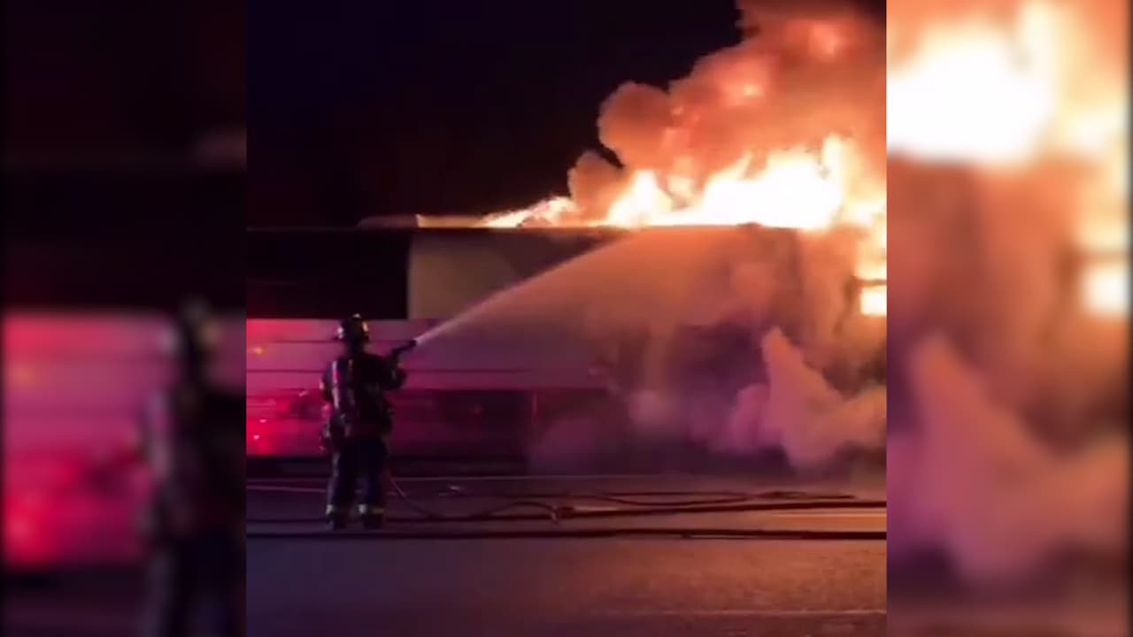 En video: el incendio del autobús de la banda Energía Norteña