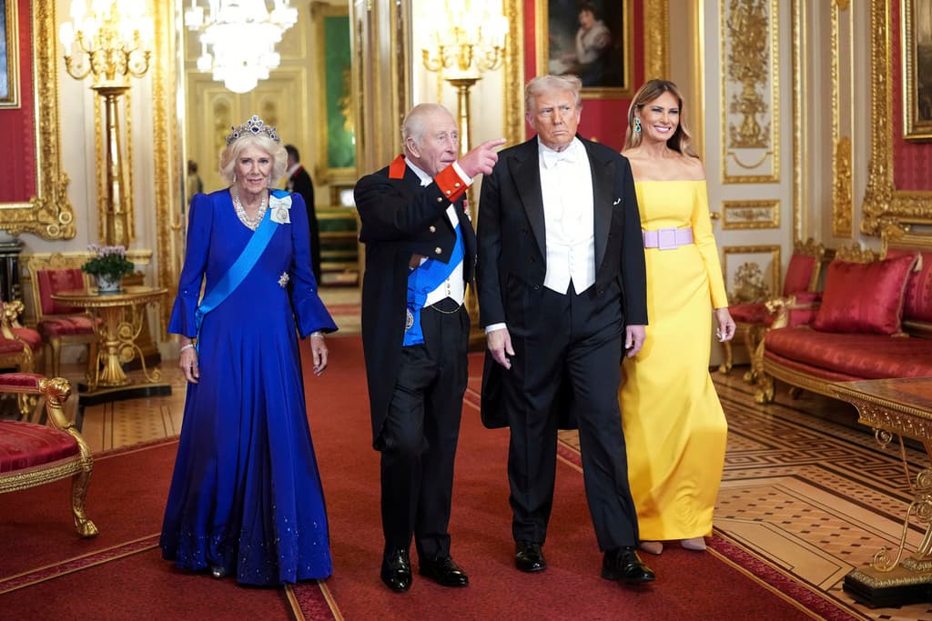 El presidente de EEUU, Donald Trump, y la primera dama, Melania Trump, llegan junto al rey Carlos III y la reina Camila de Reino Unido al banquete oficial de Estado celebrado en el Castillo de Windsor la noche del miércoles.