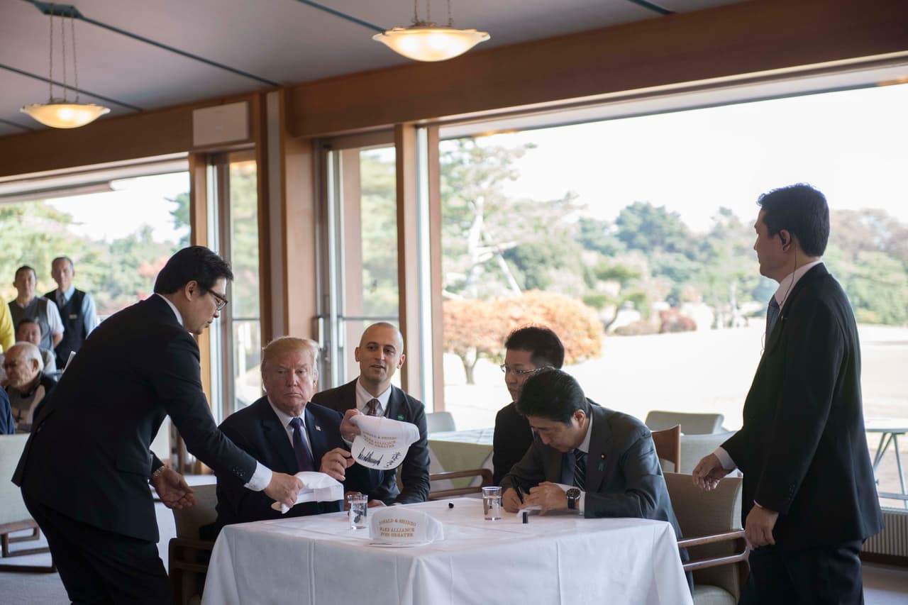 El presidente Donald Trump y el primer ministro japonés Shinzo Abe se encontraron en el club de golf Kasumigaseki, a las afueras de Tokio. Allí firmaron varias gorras con la inscripción “Donald y Shinzo, la alianza aún mejor”.