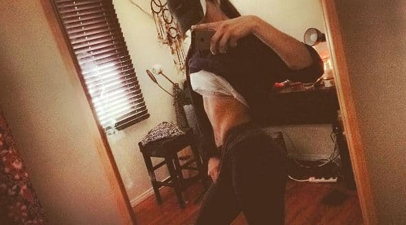 El entrenamiento duro que practica se refleja en su figura.