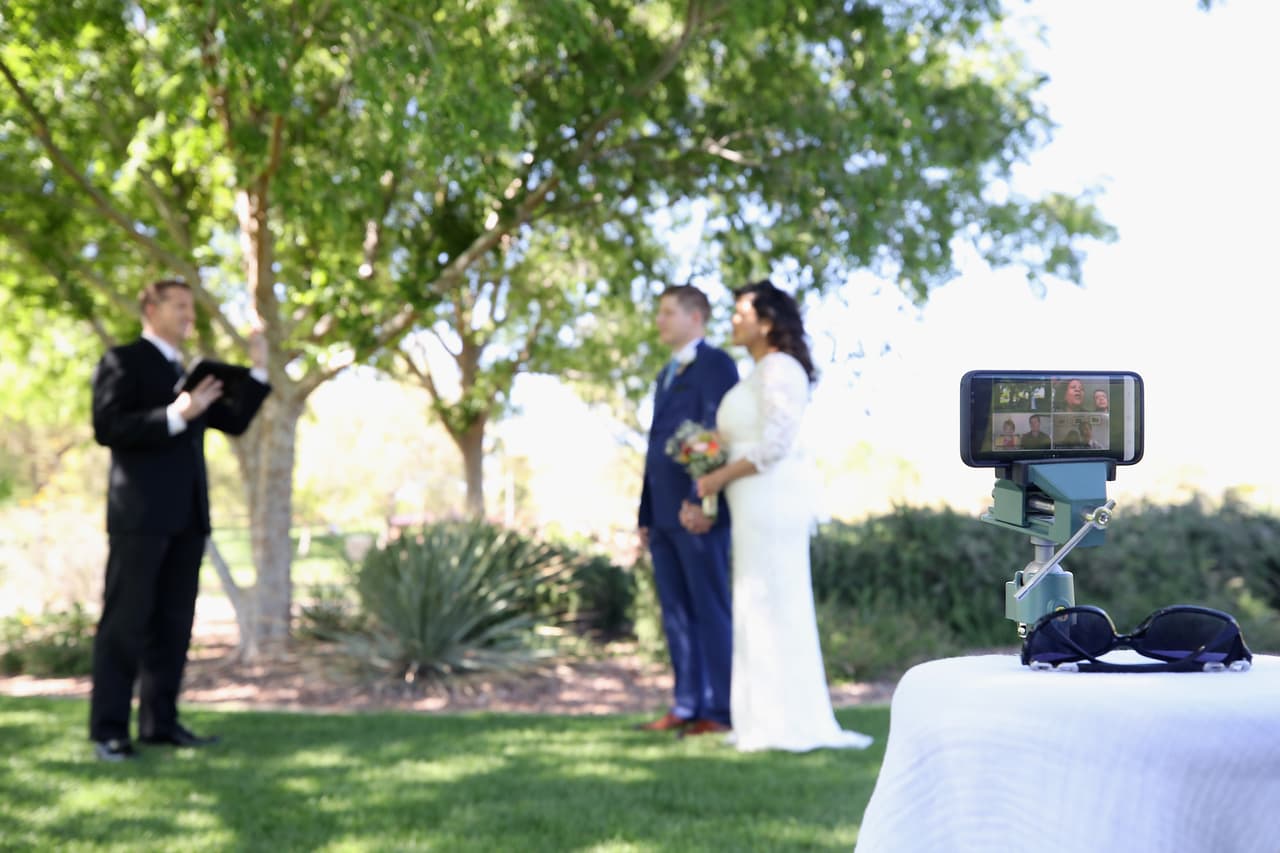 <b>Una celebración al aire libre como una boda con más de 10 invitados: riesgo medio a alto</b>
<br>Las celebraciones familiares suelen ser una tradición veraniega, pero ahora conllevan mucho riesgo. Muchas bodas se han pospuesto, y con razón.
<br>
<br>Cuanto mayor es la lista de invitados, mayor es el potencial de que uno de ellos esté infectado, dice Kimberly Powers, la epidemióloga de la UNC.
<br>
<br>
<b>¿Qué altera el riesgo?</b> El peligro varía mucho según el tamaño de la reunión y la proximidad de la gente.
<br>
<br>Si está considerando organizar una celebración, hágalo pequeña, en su mayoría con invitados locales. "Traer gente de otras comunidades" es de alto riesgo, dice Landon de la Universidad de Chicago. "Si la gente tiene que viajar en automóvil, en avión desde otros lugares, realmente lo está pidiendo".
<br>
<br>Y realmente piense dos veces antes de invitar a sus familiares, particularmente a los miembros mayores de la familia o aquellos con afecciones subyacentes.
<br>