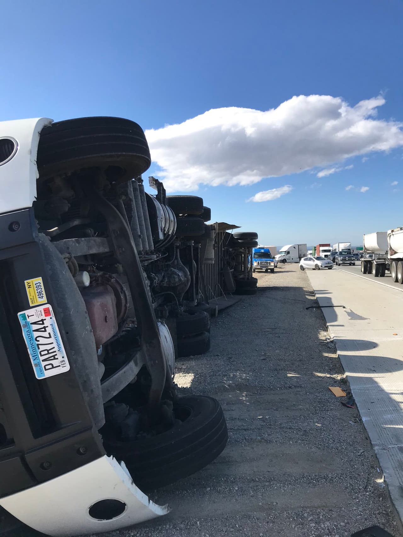 "Los vientos del noreste moderados a fuertes continuarán sobre el suroeste de California hasta el martes, principalmente al sur de Point Conception", informó el Servicio Meteorológico Nacional.