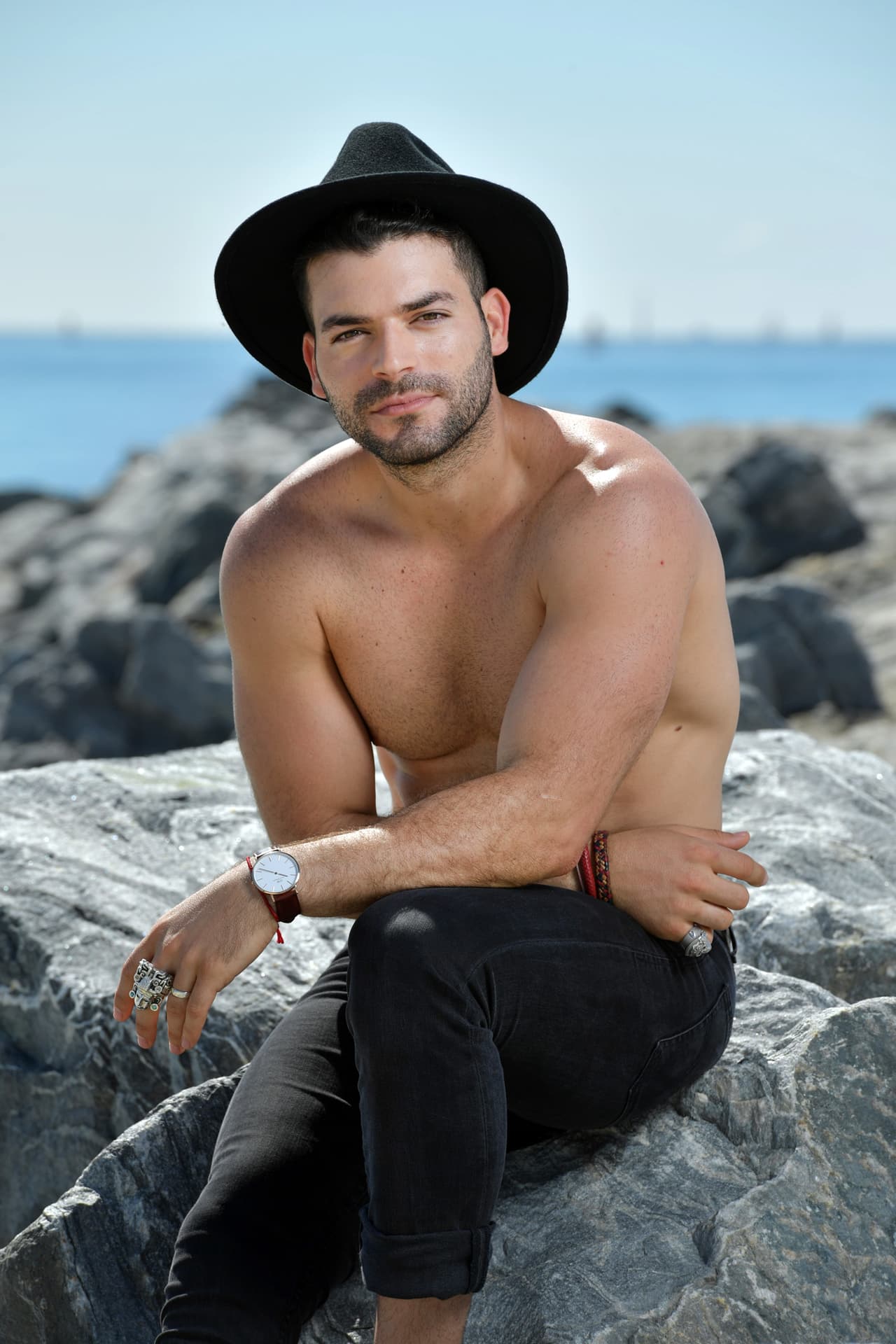 Se considera una persona salvaje, humilde, soñador y familiar.