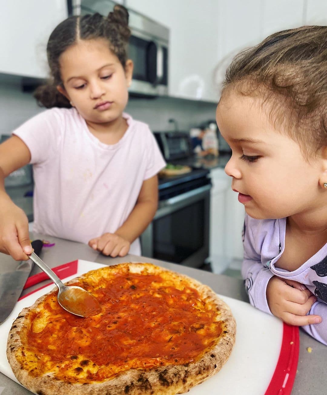 Como la familia es lo más importante que tenemos cada uno de nosotros, Yisus nos mostró los bellos momentos que pasa en la cocina junto a sus dos pequeñitas.