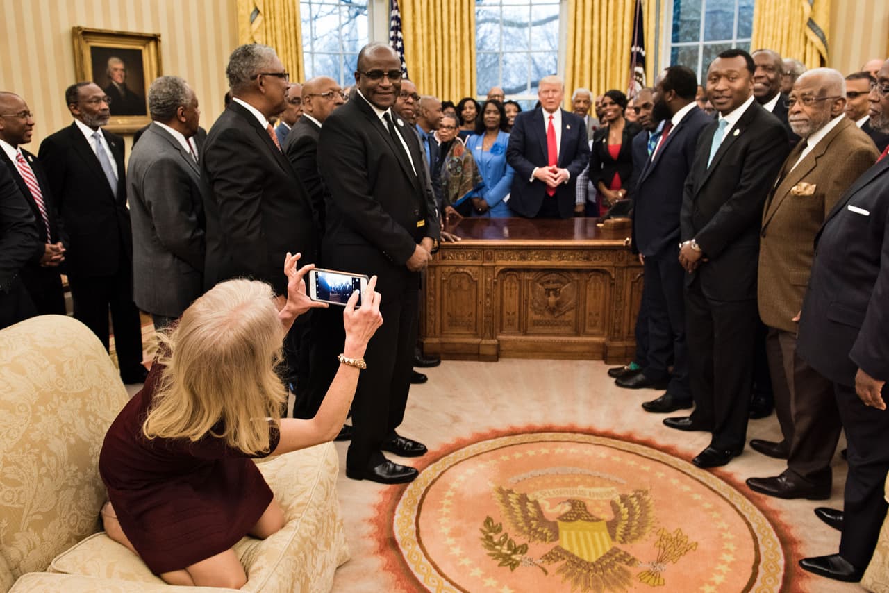 La consejera del presidente Donald Trump se subió completamente al mueble de la oficina y desde ahí tomo una foto del mandatario con su móvil. 2017.