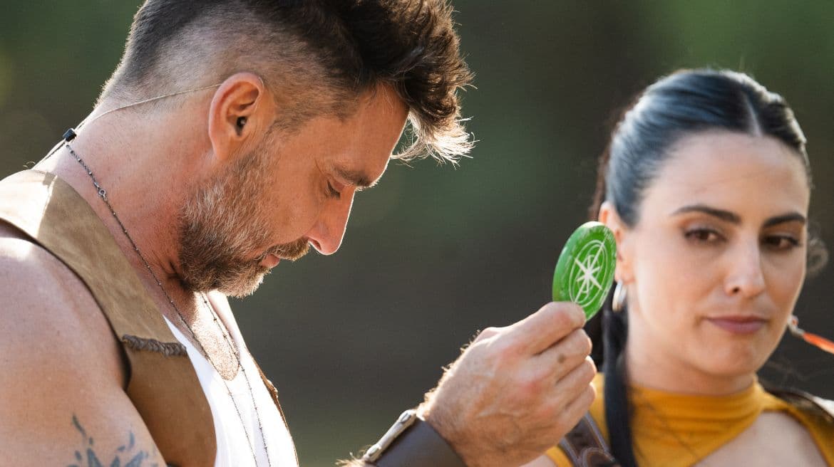 Julián Gil les muestra a todos el talismán de El Conquistador