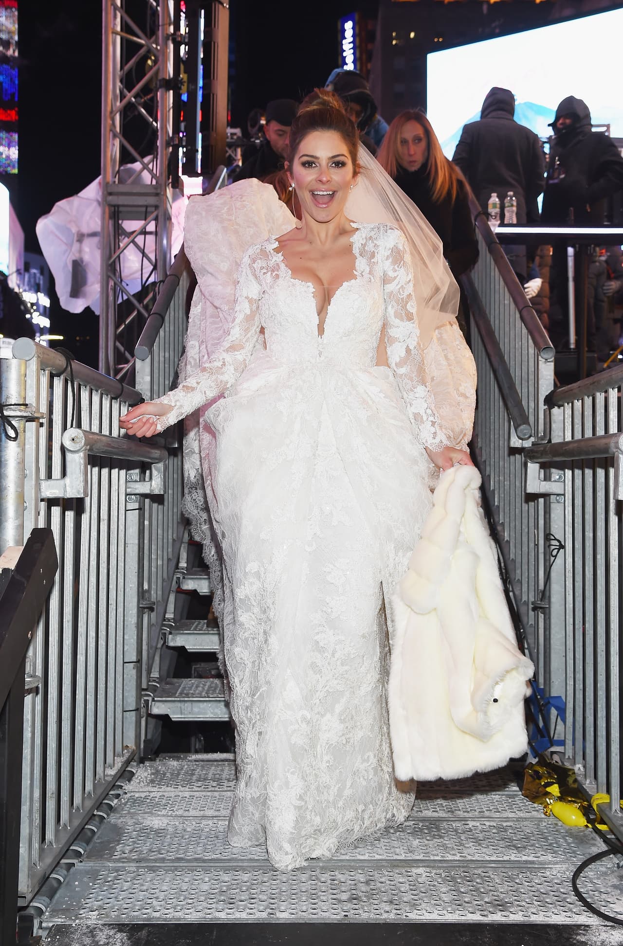 El vestido de novia de Maria, muy escotado, la dejaba expuesta a las bajas temperaturas de Nueva York en diciembre.