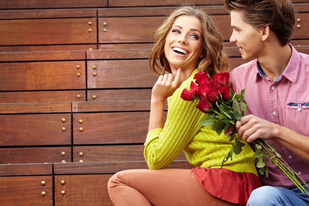 <b>Géminis</b>
<br>
<b>Confesiones impactantes</b>
<br>Escucharás confesiones que te asombrarán pues no pensabas que esa persona albergaba ese tipo de sentimientos hacia ti. Quienes están a tu lado desnudan su corazón frente a ti, no hay secretos ni misterios, todo está claro y las pláticas que haya, las conversaciones y encuentros serán fuera de lo ordinario, habrá un verdadero cambio en tu horizonte emocional.