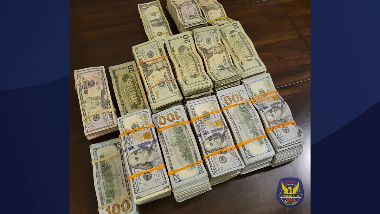 “Mientras trabajaban en un proyecto proactivo de supresión del crimen cerca de la Avenida 19 y Dunlap, los oficiales se dieron cuenta de un automóvil que posiblemente transportaba drogas”, publicó la policía de Phoenix en Facebook.