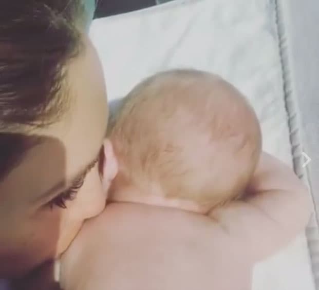 Anahí se come a besos a Manuel cada vez que puede, y es que el bebé irradia ternura.