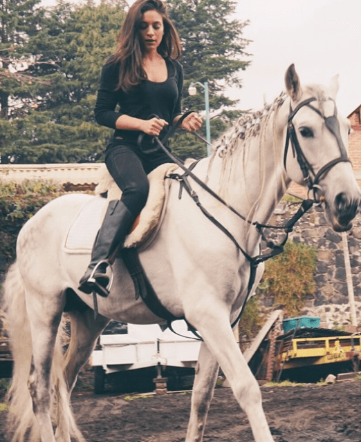 La actriz ocupó una férula durante unas semanas, pero eso no la detuvo en continuar grabando sus escenas en caballo.
