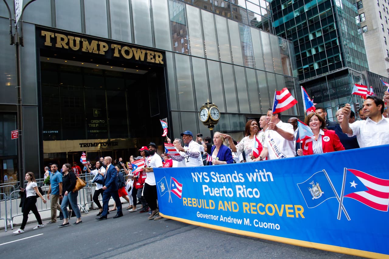 Cientos de miembros de la comunidad puertorriqueña y líderes neoyorquinos caminaron por la Quinta Avenida en el centro de Manhattan la mañana de este domingo con mensajes que llaman a la unidad y piden el apoyo para la reconstrucción de la isla a casi nueve meses del huracán María.