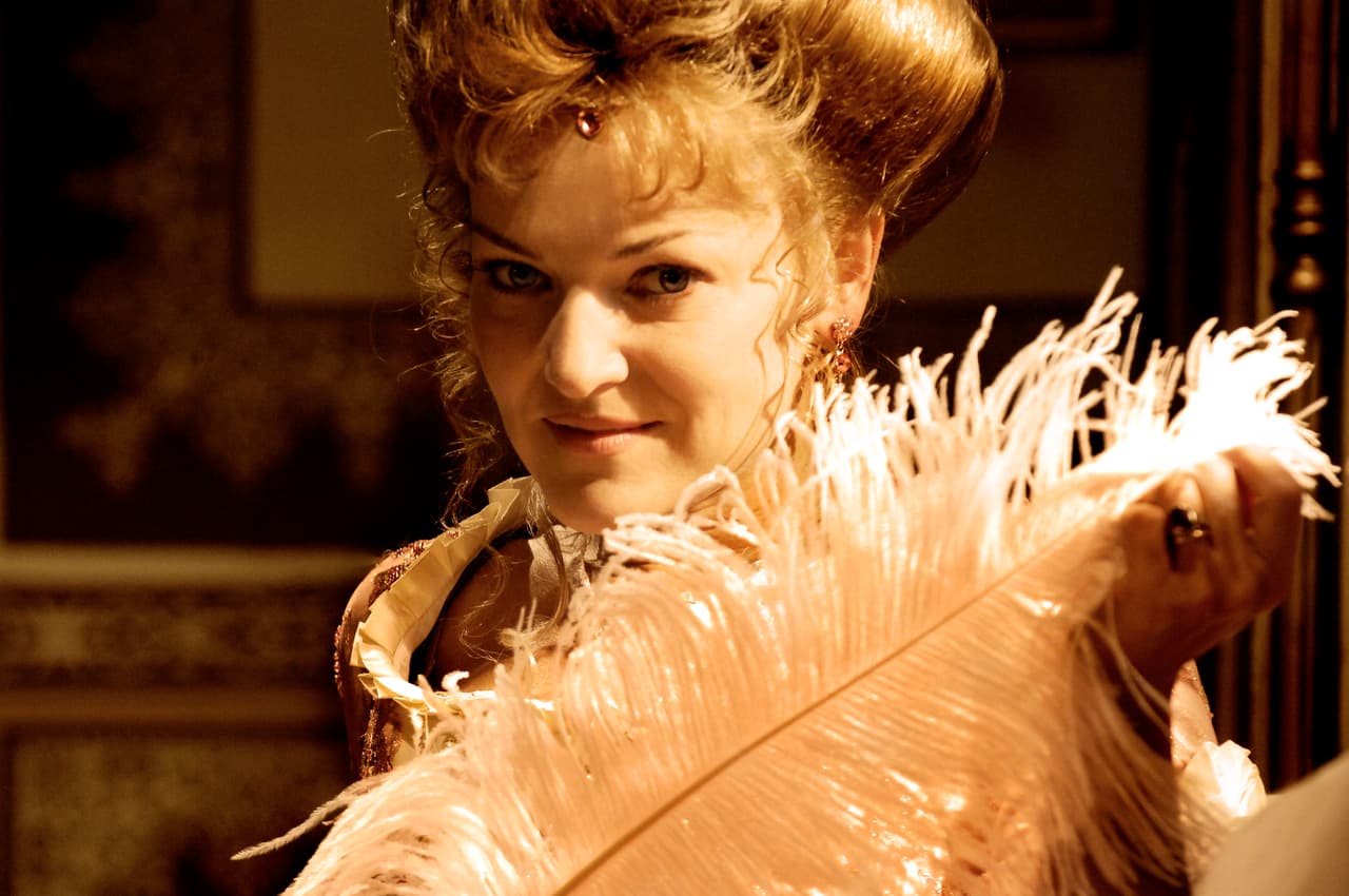 Al parecer las telenovelas de 'época' son la especialidad de 
<b>Maya Mishalska</b> pues casi siempre es llamada por los productores de televisión para ser parte de sus elencos.