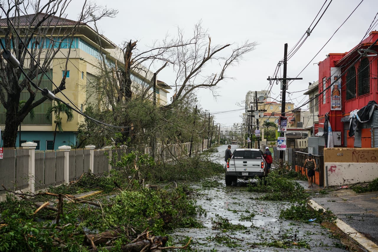 Algunas calles obstruidas en San Juan, junto a la Universidad Politécnica de Puerto Rico.