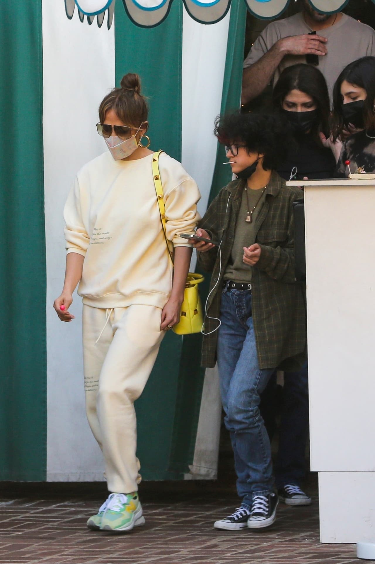 También vistió jeans azules con un cinturón negro y zapatos Converse oscuros.
<br>