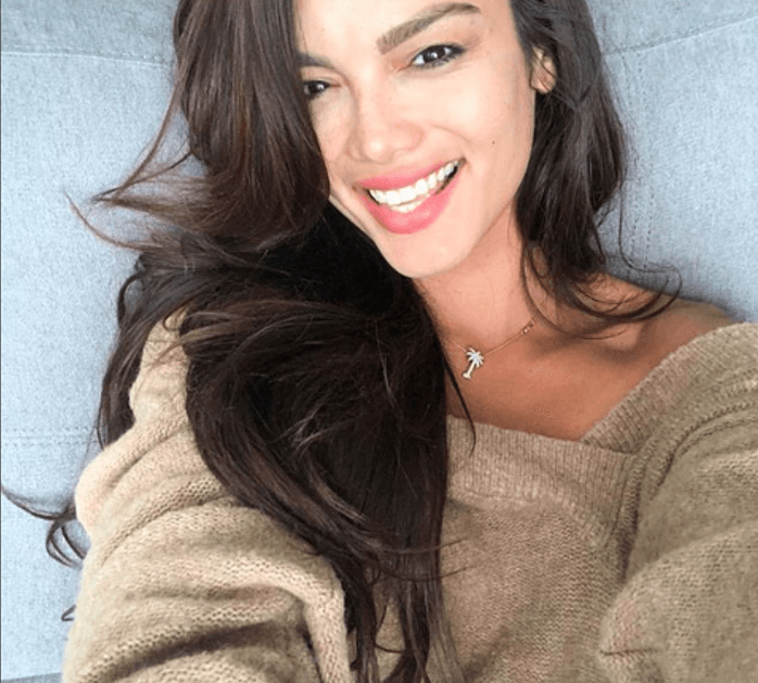 Zuleyka Rivera se unió all movimiento y comentó "esta #soyyo al llegar a mi casa después del trabajo diario (...) desde las 4:00 a.m. para luego buscar a mi hijo a la escuela en la tarde, poder compartir con él, comer, jugar, hablar, hacer tareas, ver películas. Esta mujer es feliz por la vida que ha escogido vivir en donde se siente poderosa, útil, líder de familia, independiente y sobre todas las demás cosas se siente amada".