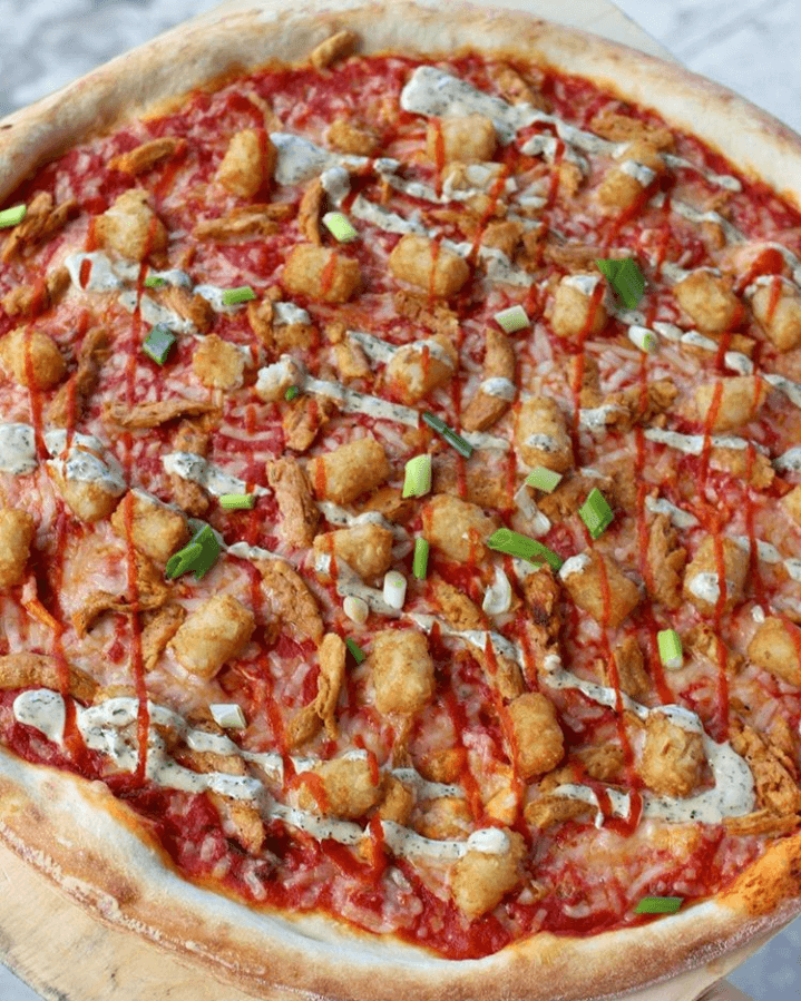 O por qué no, una pizza con este otro tipo de papas fritas mejor conocidas como ‘Tater Tots’.