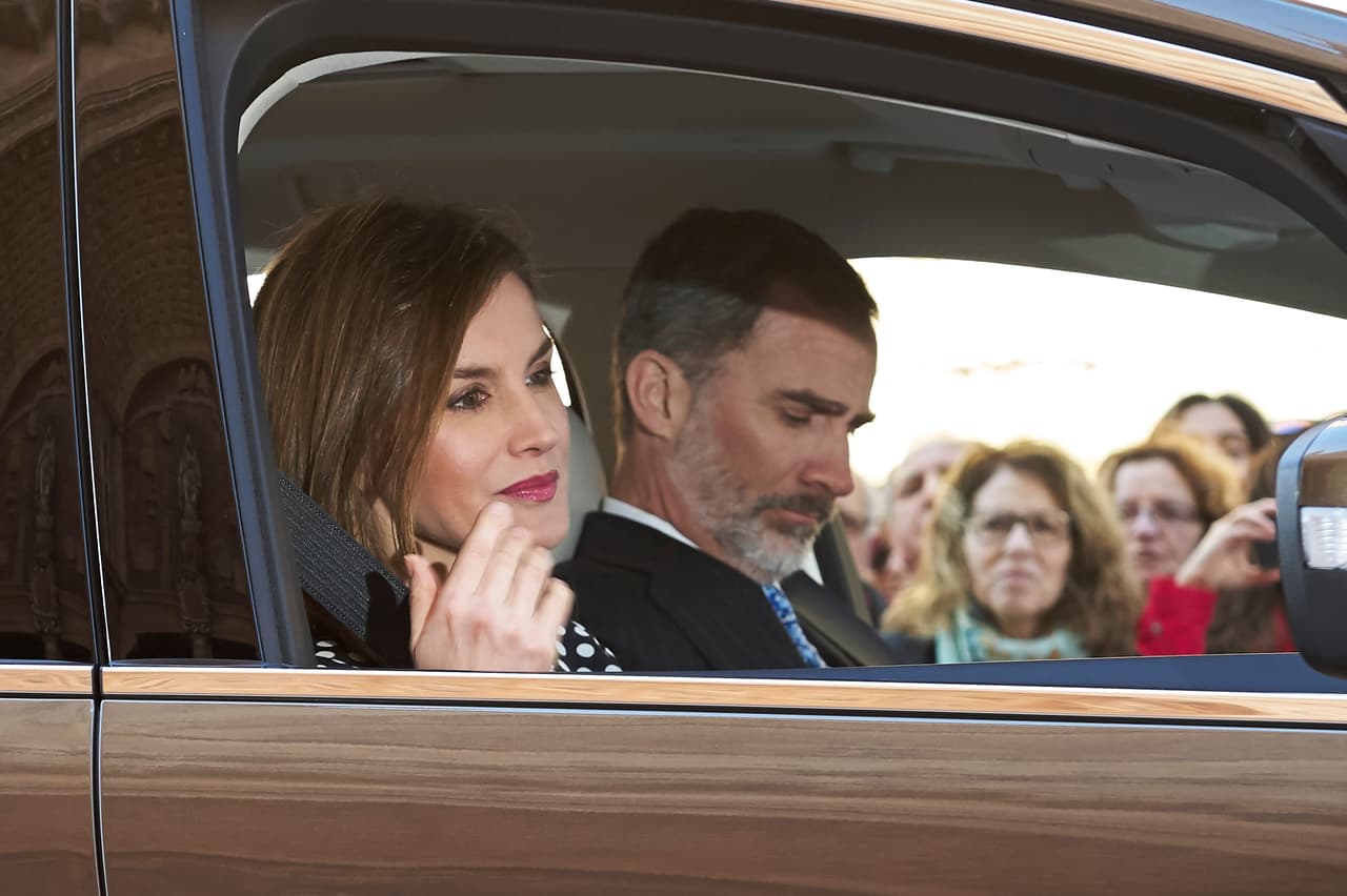 Al final del acto en Palma de Mallorca, la reina se subió en el coche oficial con un gesto serio. Una amiga íntima de Letizia aseguró en un programa de la cadena Telemadrid que la monarca 
<b><a href="https://www.univision.com/entretenimiento/la-reina-de-espana-esta-desolada-el-drama-por-el-manotazo-viral-la-convierte-en-un-blanco-facil?utm_source=facebook&utm_medium=social&utm_campaign=ed_gyf&utm_term=entretenimiento&utm_content=celebridades">se siente "desolada" </a></b>por lo ocurrido y cree que se ha exagerado un incidente que no era "grave".