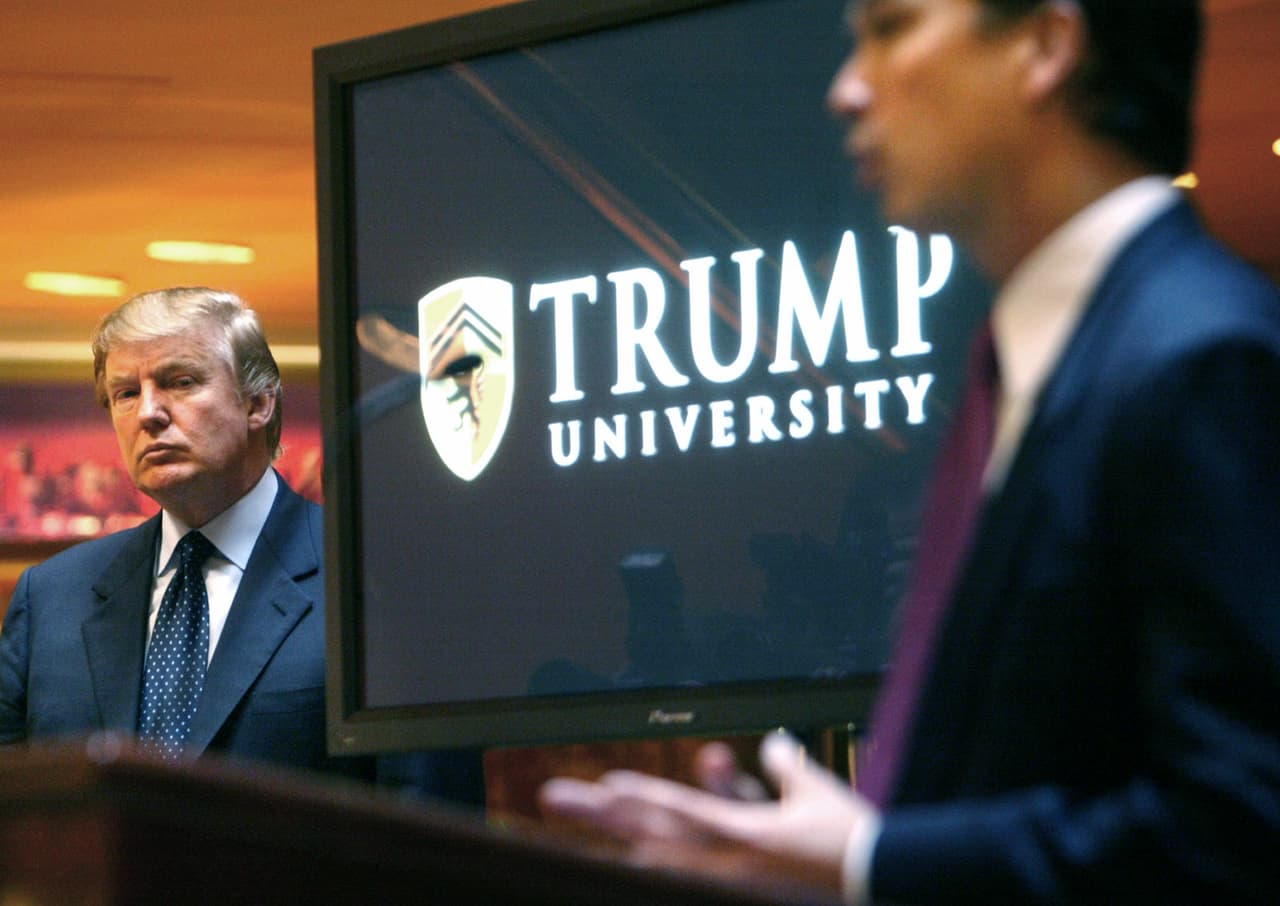 Foto tomada el 23 de mayo del 2005 de Donald Trump, a la izquierda, mientras era presentado por Michael Sexton en una conferencia de prensa en Nueva York para anunciar el establecimiento de la Universidad de Trump. (AP Photo/Bebeto Matthews, File)