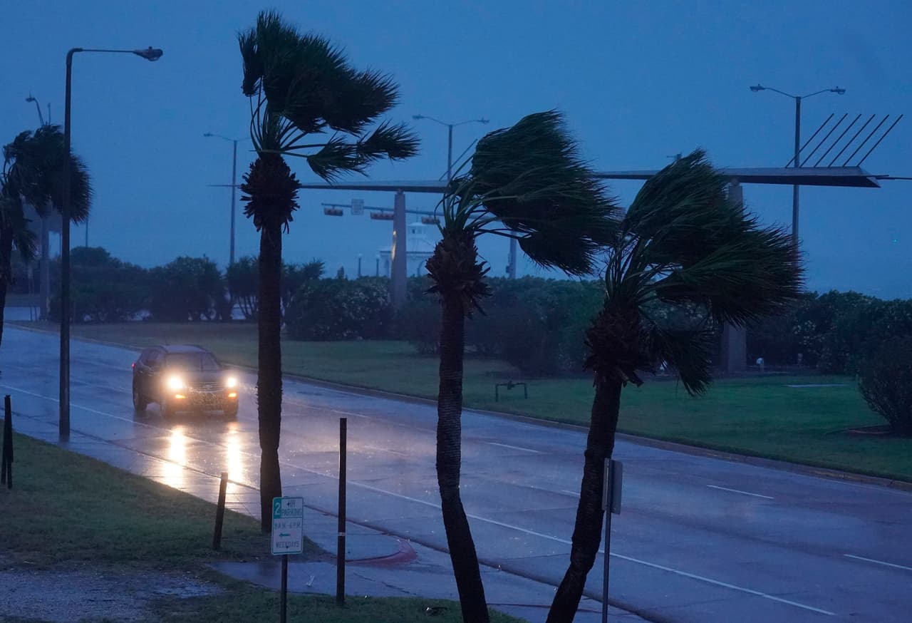 Cae la noche en Corpus Christi. Harvey toca tierra con viento de 130 millas por hora.