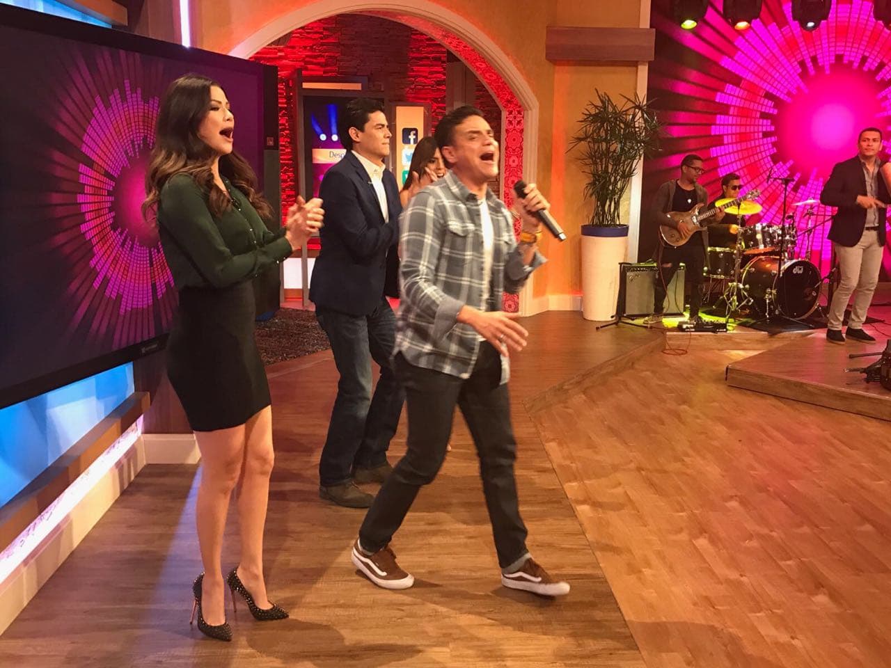 Al cantante 'ya no le duele más' y puso a bailar a todos con su ritmo colombiano.
<br>