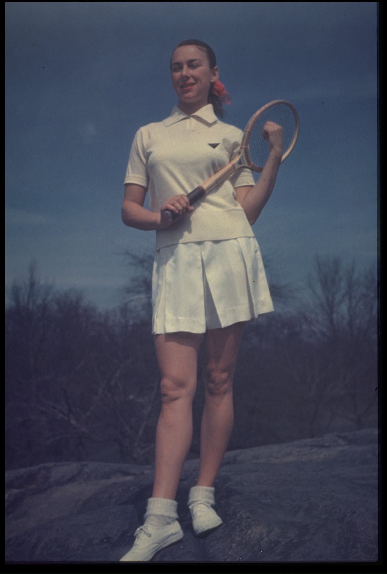 Aunque llegó a ocupar el lugar número cuatro en el ranking de tenistas de Estados Unidos, Gussie Moran fue menos conocida por sus logros en la cancha de tenis, que por un atuendo que cambió para siempre al deporte. En 1949, se convirtió en la primera mujer en usar una falda corta que, al ella jugar, dejaba ver los holanes de encaje de sus pantaletas. Una favorita entre la prensa, que la llamó "gorgeous Gussie", no fue así entre las autoridades de Wimbledon, para quienes era una presencia no grata. Su gesto provocó un debate en el parlamento inglés y la estadounidense fue acusada por el comité del 
<i>All England Lawn Tennis and Croquet Club</i> de traer "la vulgaridad y el pecado al tenis". 
<br>