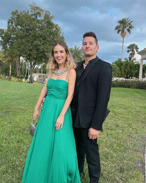 A las felicitaciones que recibieron Mau y Sara por la próxima llegada de su bebé también se sumó Manuela Echeverry, la hermana mayor de Camilo y presunta
<a href="https://www.univision.com/famosos/camilo-hija-indigo-madrina-hermana-manuela-echeverry">madrina de Índigo</a>. Ella escribió en el post del anuncio: “Apolo, te estamos esperando”.
<br>