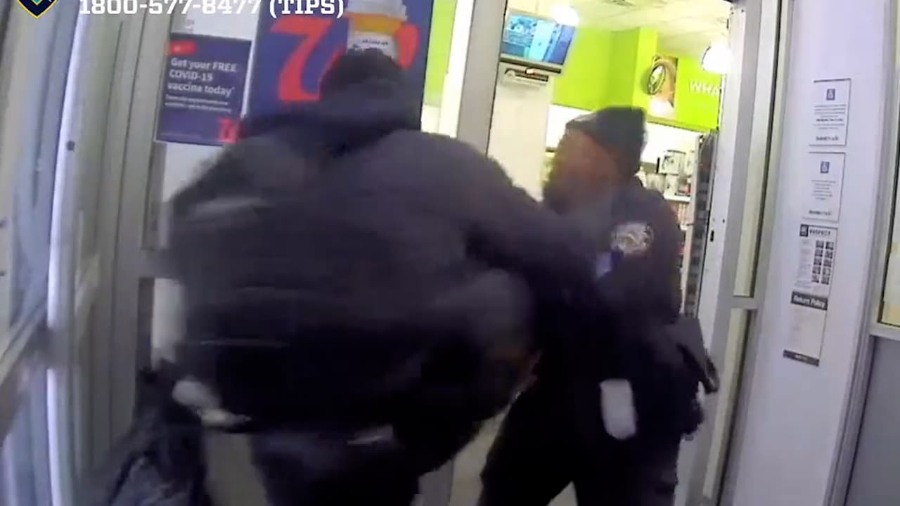 Presunto ladrón le propina fuerte golpiza a mujer policía en una farmacia de Manhattan 