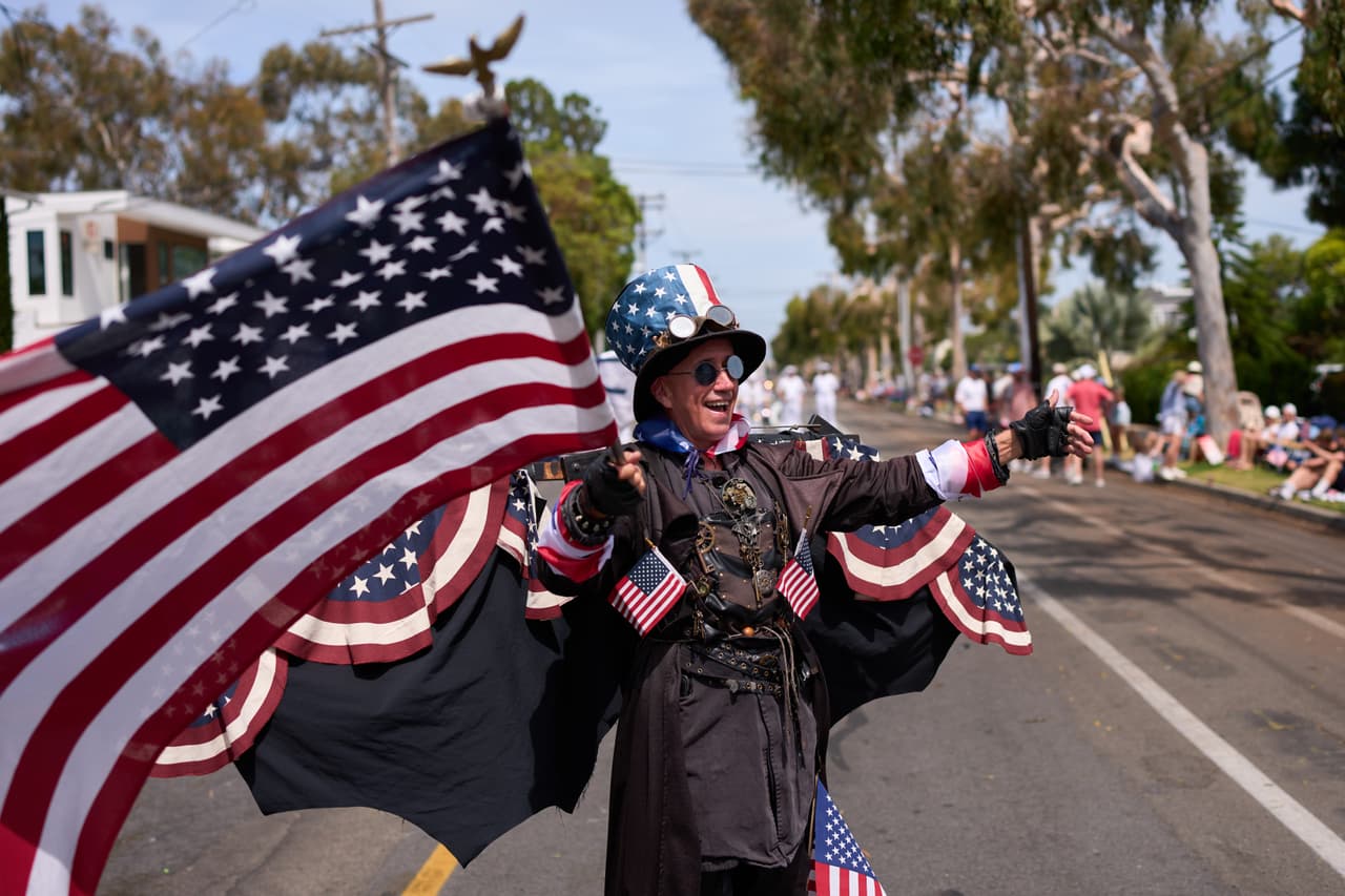 Dean LeCrone saluda a la gente durante un desfile del Día de la Independencia el sábado 4 de julio de 2026 en Coronado, California.