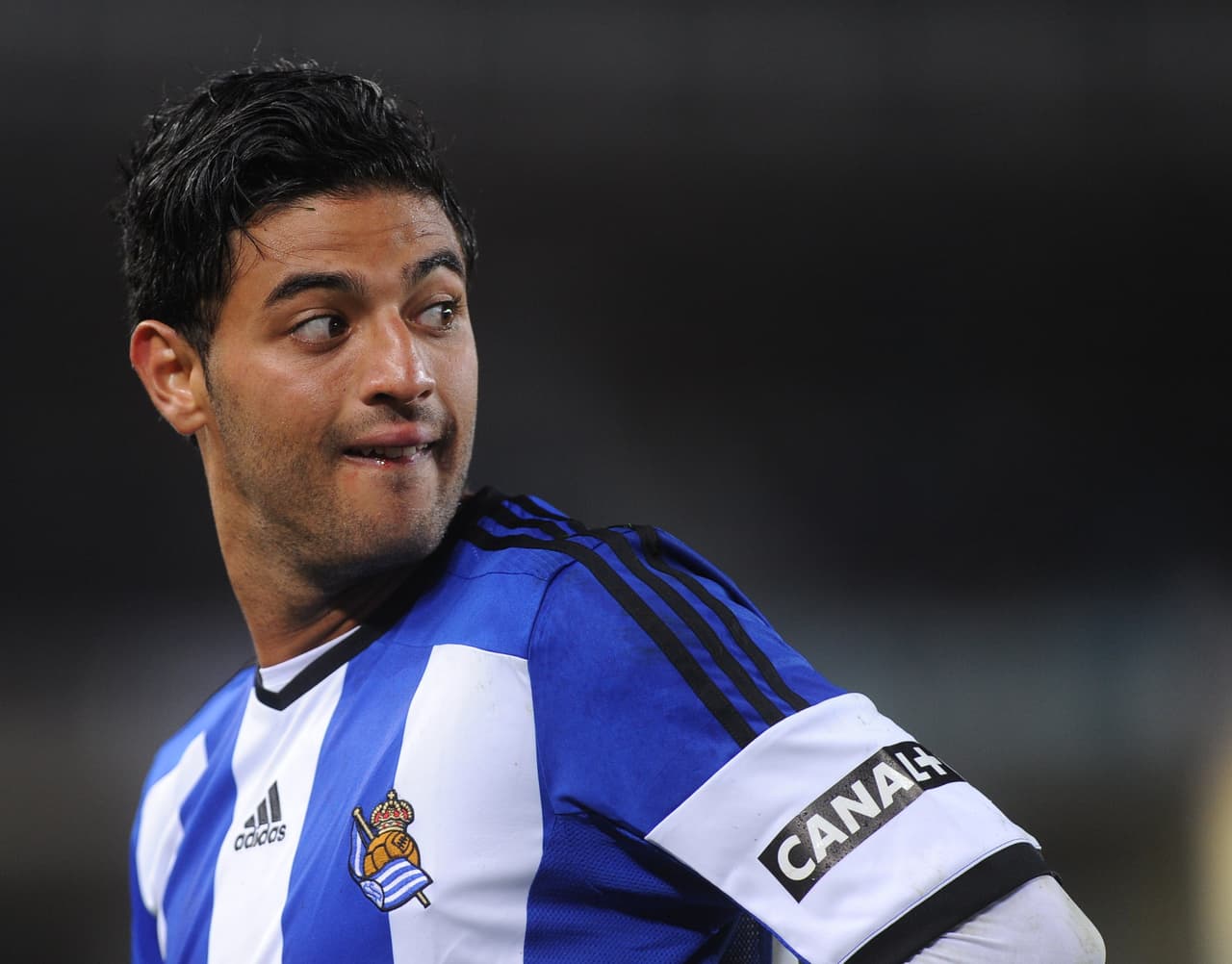 Compañeros de la Real Sociedad respaldan a Carlos Vela pero respetan castigo