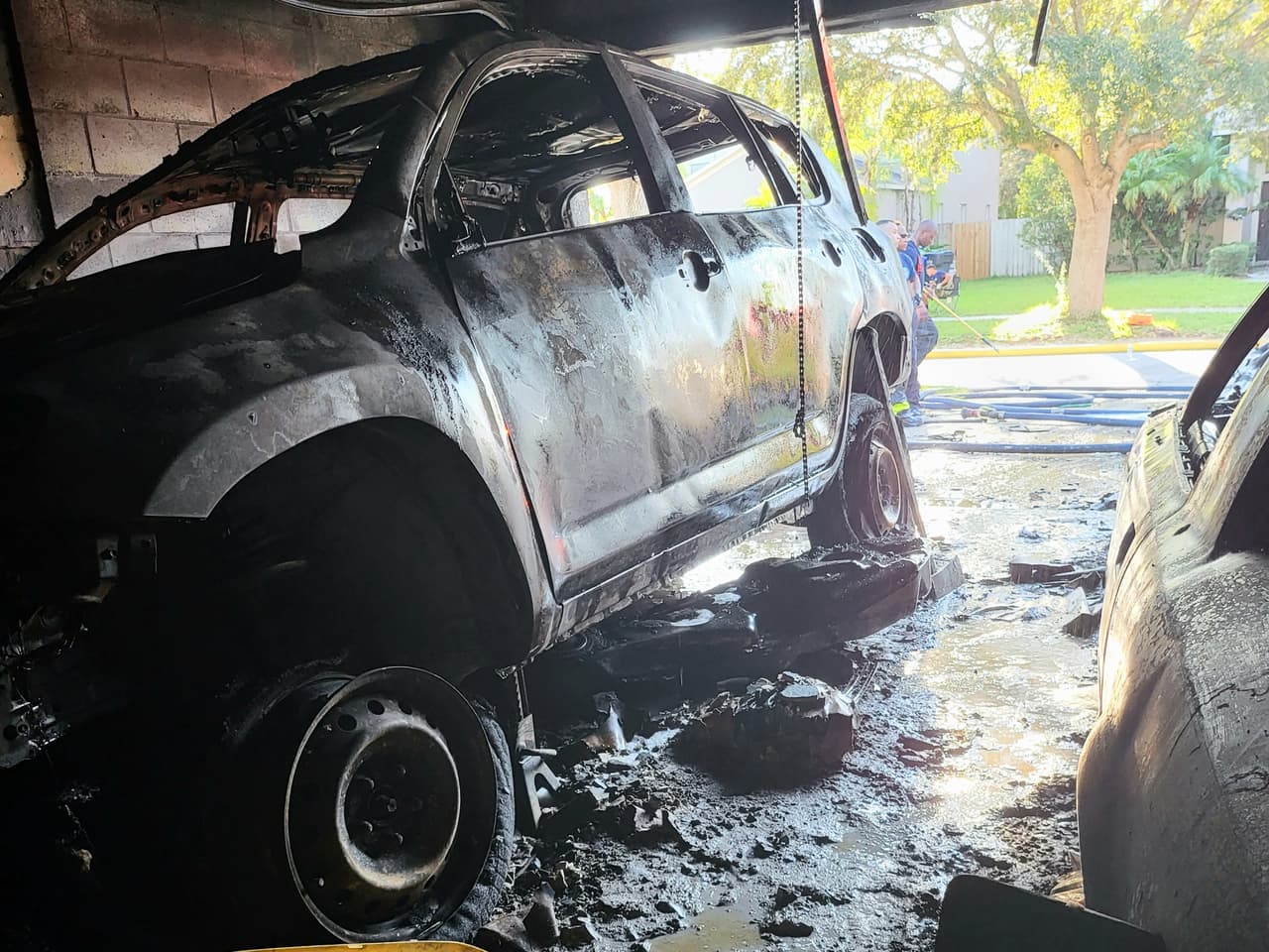 Un garaje se incendió y las llamas consumieron tres vehículos, incluyendo una motocicleta, en Riverview, en la Bahía de Tampa. El fuego se originó la tarde del 8 de octubre cuando el residente de la vivienda cambiaba la bomba de gasolina de uno de los automóviles. El Departamento de Bomberos del condado Hillsborough acudió a sofocar las llamas y no se reportaron personas lesionadas.